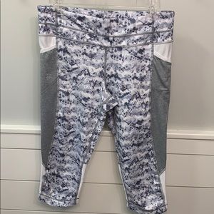 Like New Athleta Powervita Capri Yoga Pants